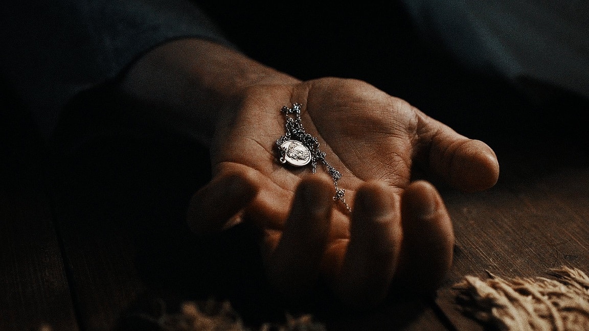 Colar-de-Santo-Antonio-em-Outlander-Blood-of-My-Blood Por que Julia entrega seu colar a Henry em Outlander: Blood of My Blood