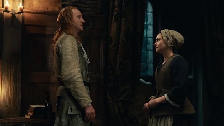 Do festival à fuga frustrada: tudo que acontece no episódio "Fogo Sagrado" de Outlander: Blood of My Blood Davina-e-Simon-Fraser-em-Outlander-Blood-of-My-Blood Do festival à fuga frustrada: tudo que acontece no episódio "Fogo Sagrado" de Outlander: Blood of My Blood