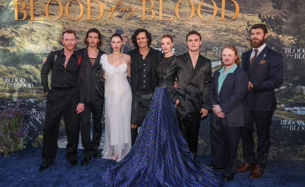 Elenco-de-Blood-of-My-Blood Elenco de Blood of My Blood confirma easter eggs de Outlander em evento com Sam Heughan