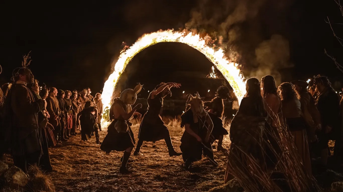 Do festival à fuga frustrada: tudo que acontece no episódio "Fogo Sagrado" de Outlander: Blood of My Blood Episodio-5-Fogo-Sagrado-Outlander-Blood-of-My-Blood Do festival à fuga frustrada: tudo que acontece no episódio "Fogo Sagrado" de Outlander: Blood of My Blood