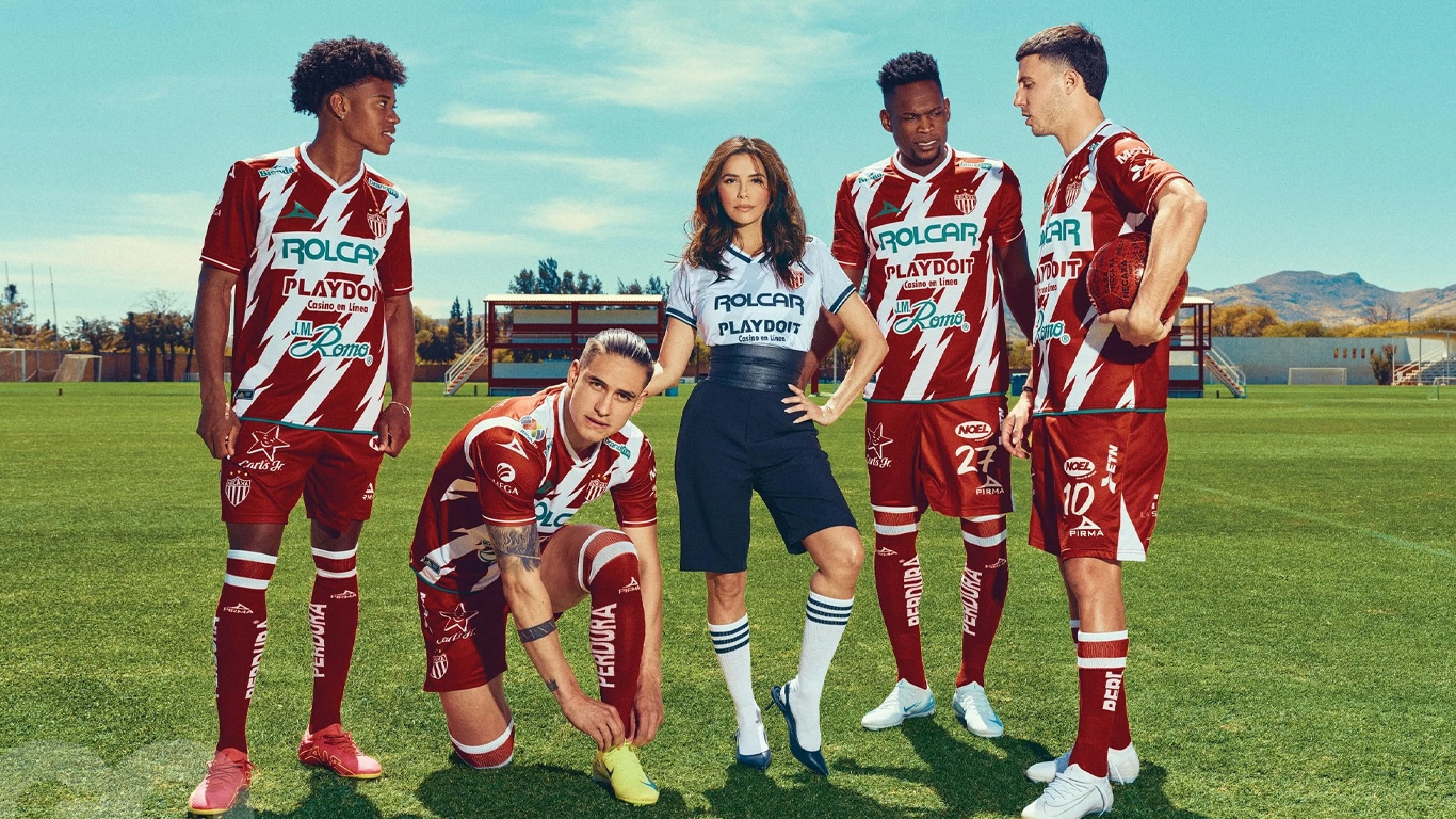Eva Longoria conta como o Necaxa virou família dentro e fora de campo Eva-Longoria-e-time-do-Necaxa Eva Longoria conta como o Necaxa virou família dentro e fora de campo