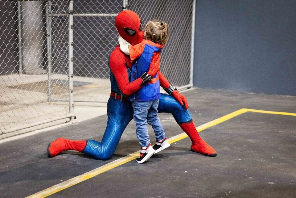 Disney leva alegria para crianças em hospitais do mundo todo com personagens, cinema e roupas especiais Homem-Aranha-abracando-crianca-no-hospital Disney leva alegria para crianças em hospitais do mundo todo com personagens, cinema e roupas especiais