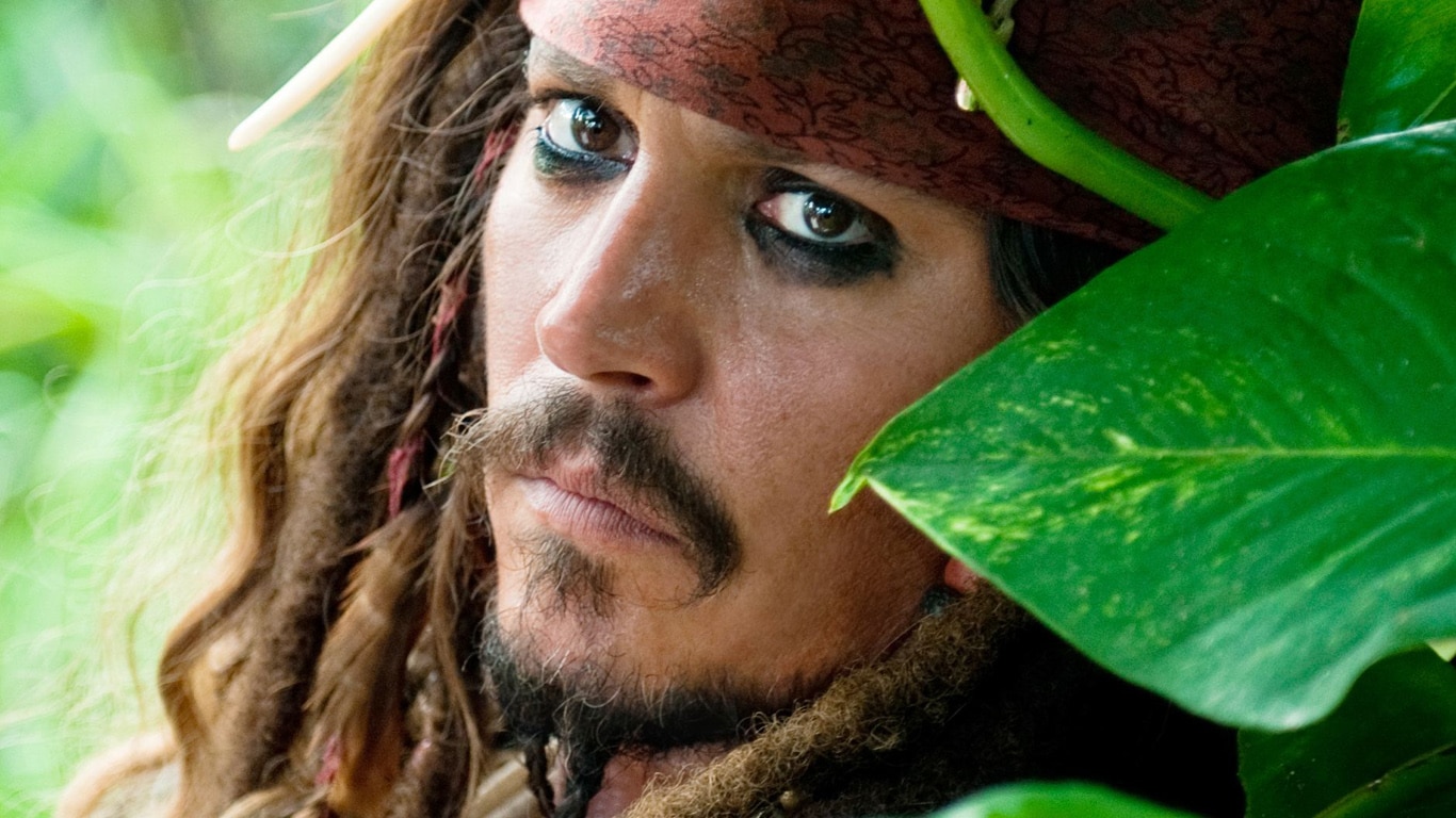 Produtor revela boas conversas com Johnny Depp e a condição para ele retornar em Piratas do Caribe 6 Johnny-Depp-como-Jack-Sparrow-Piratas-do-Caribe Produtor revela boas conversas com Johnny Depp e a condição para ele retornar em Piratas do Caribe 6