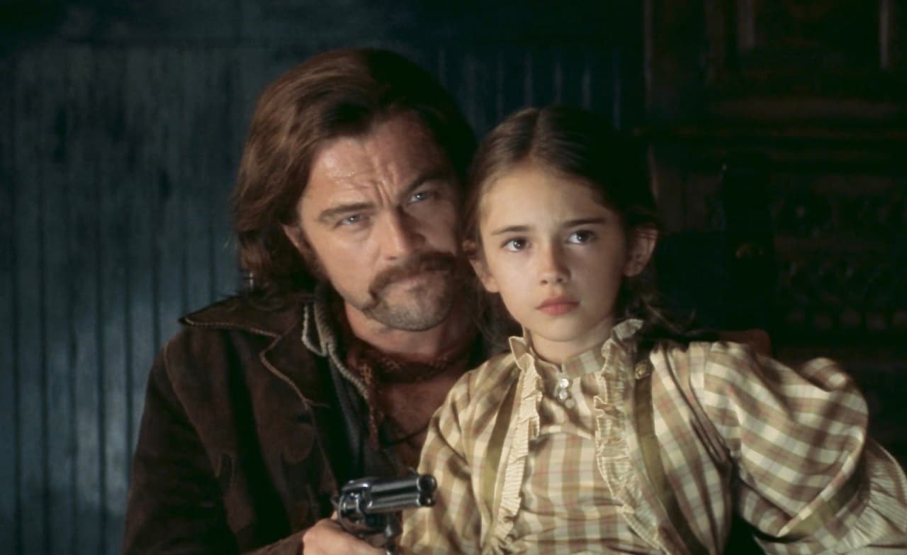 Julia-Butters-e-Leonardo-DiCaprio-em-Era-uma-Vez-em-Hollywood Antes de Uma Sexta-Feira Mais Louca Ainda, Julia Butters brilhou com DiCaprio e Tarantino
