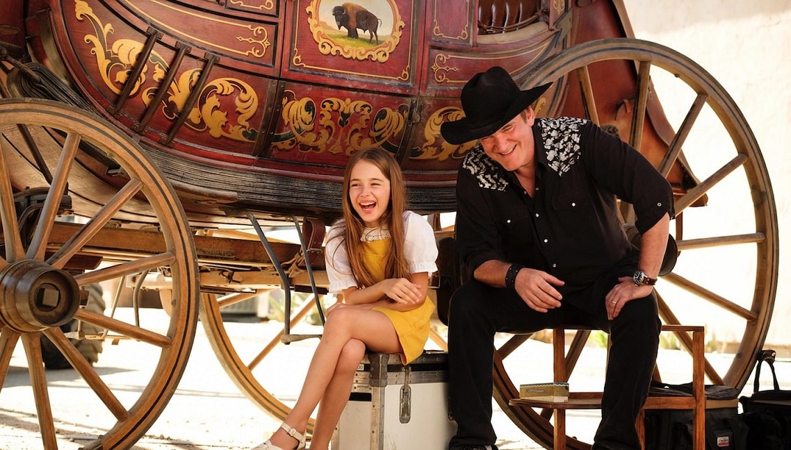 Julia-Butters-e-Quentin-Tarantino Antes de Uma Sexta-Feira Mais Louca Ainda, Julia Butters brilhou com DiCaprio e Tarantino