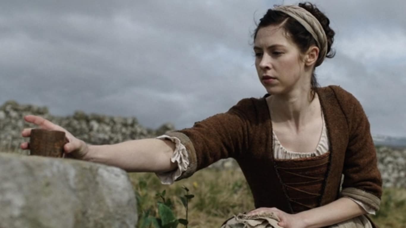 Outlander: Blood of My Blood | Detalhes importantes do episódio 'O Coração de um Soldado' explicados Julia-e-a-oferenda-as-fadas-em-Outlander-Blood-of-My-Blood Outlander: Blood of My Blood | Detalhes importantes do episódio 'O Coração de um Soldado' explicados