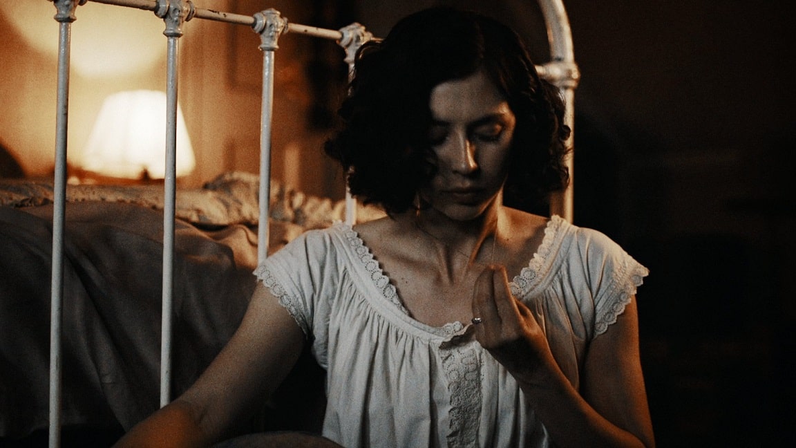 Julia-e-o-Colar-de-Santo-Antonio-em-Outlander-Blood-of-My-Blood Por que Julia entrega seu colar a Henry em Outlander: Blood of My Blood