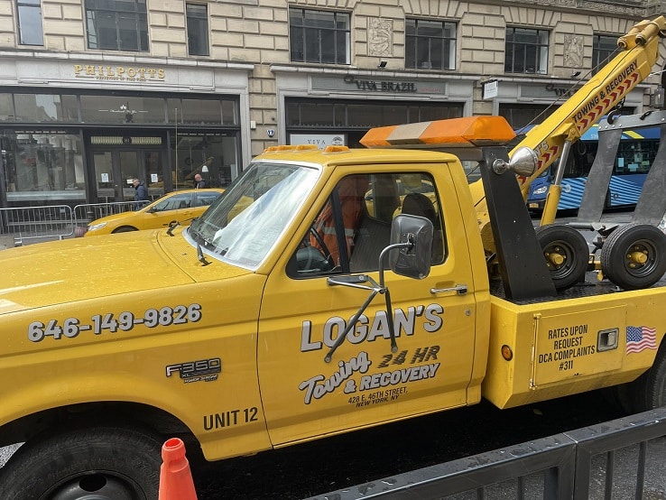 Logans-Towing-and-Recovery Fotos inéditas de Homem-Aranha: Um Novo Dia mostram possível referência ao Wolverine