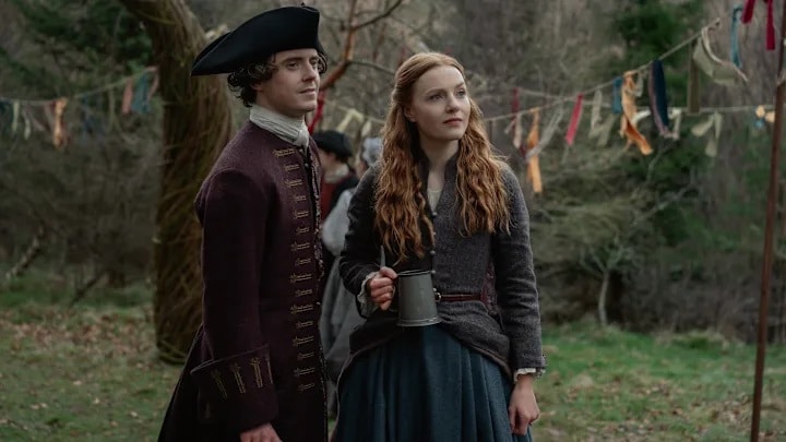 Do festival à fuga frustrada: tudo que acontece no episódio "Fogo Sagrado" de Outlander: Blood of My Blood Malcolm-e-Ellen-no-festival-Beltane-em-Outlander-Blood-of-My-Blood Do festival à fuga frustrada: tudo que acontece no episódio "Fogo Sagrado" de Outlander: Blood of My Blood