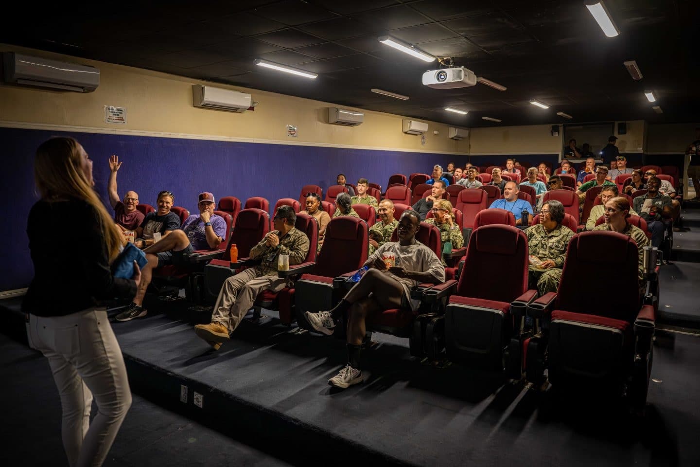 Militares-assistindo-Quarteto-Fantastico-Primeiros-passos Militares dos EUA na África foram os primeiros a assistir Quarteto Fantástico: Primeiros Passos