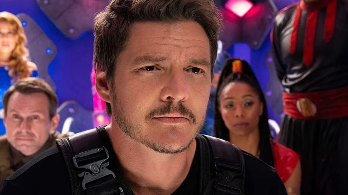 Pedro-Pascal-Pequenos-Grandes-Herois Antes de Quarteto Fantástico, Pedro Pascal já foi um super-herói em filme da Netflix