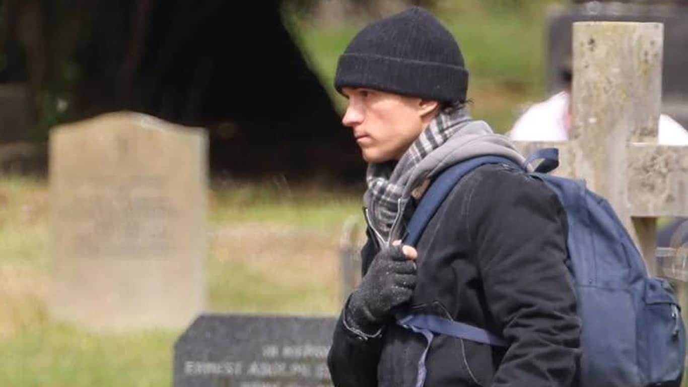 Peter Parker visita túmulo em novas imagens de Homem-Aranha: Um Novo Dia Peter-Parker-no-cemiterio Peter Parker visita túmulo em novas imagens de Homem-Aranha: Um Novo Dia