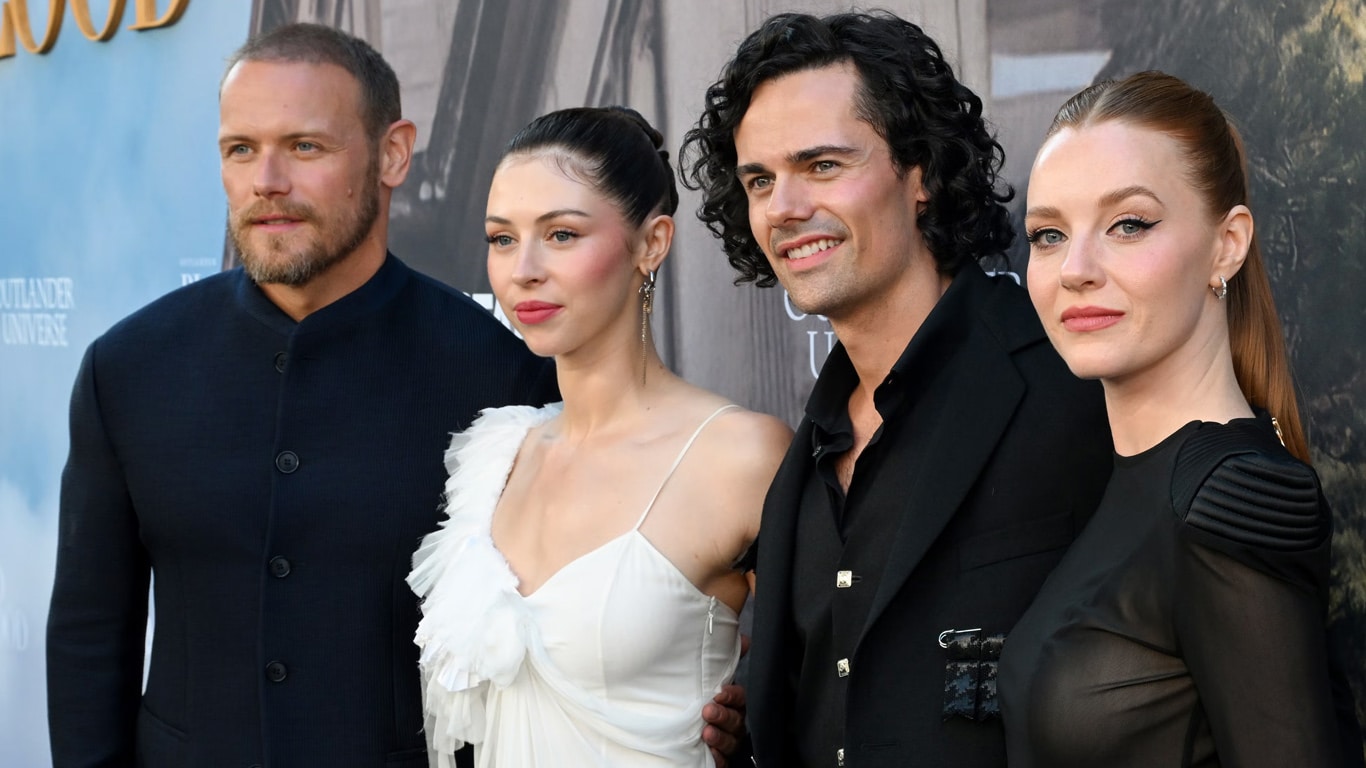 Sam-Heughan-com-Elenco-de-Outlander-Blood-of-My-Blood Elenco de Blood of My Blood confirma easter eggs de Outlander em evento com Sam Heughan