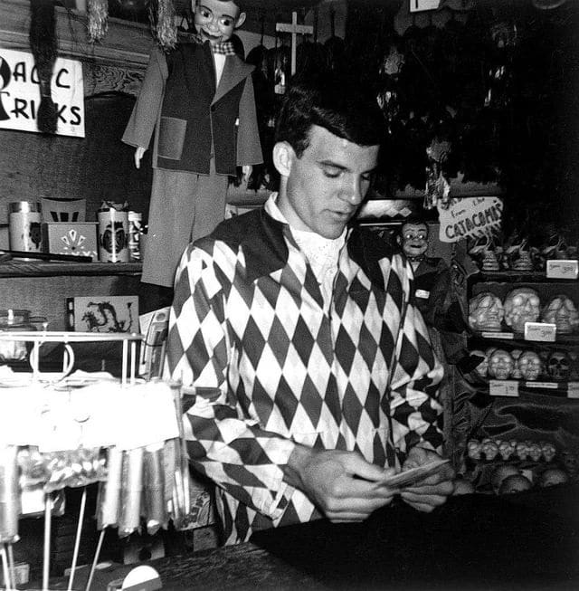 Steve Martin celebra 80 anos na Disneyland em meio às gravações da série Oswald, o Coelho Sortudo Steve-Martin-trabalhando-na-Disneyland Steve Martin celebra 80 anos na Disneyland em meio às gravações da série Oswald, o Coelho Sortudo