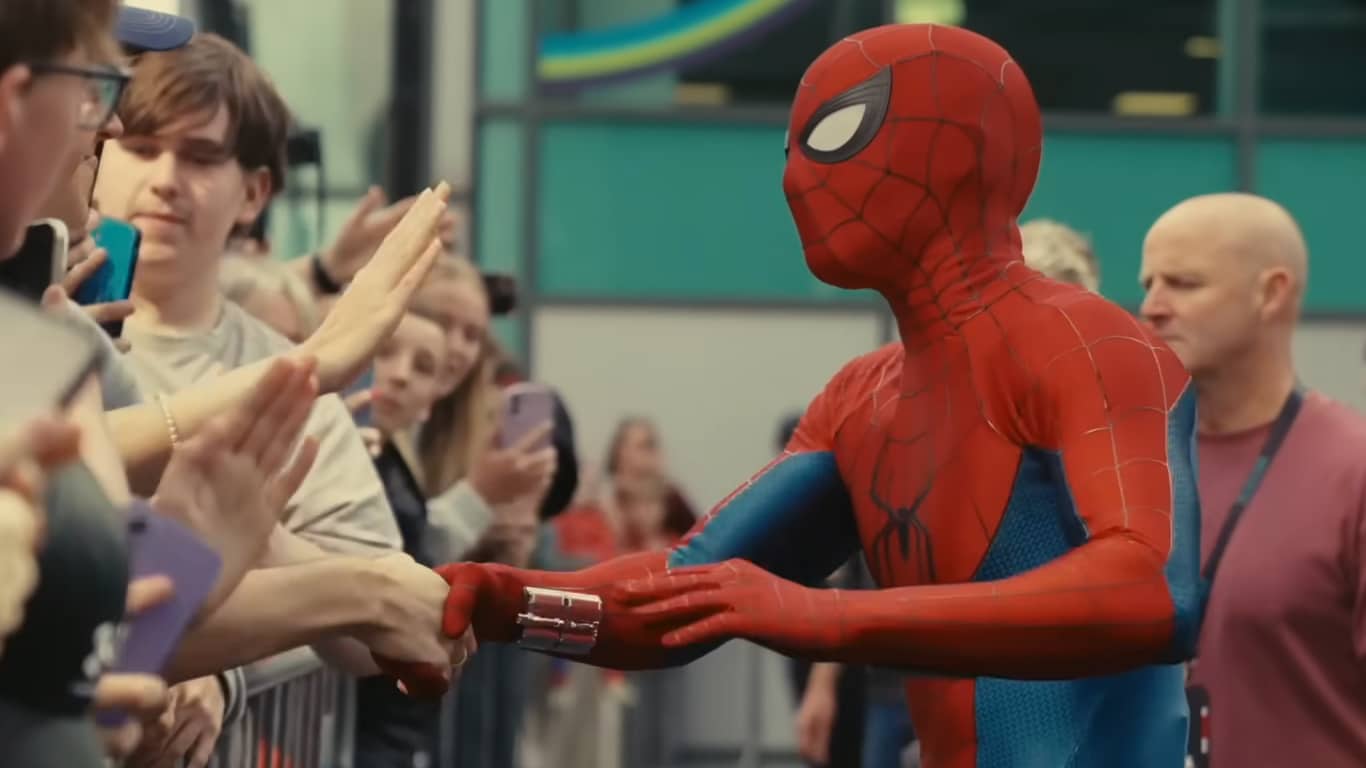 Tom Holland descreve sensação "diferente" em novo vídeo oficial de Homem-Aranha: Um Novo Dia Tom-Holland-como-Homem-Aranha-cumprimentando-os-fas Tom Holland descreve sensação "diferente" em novo vídeo oficial de Homem-Aranha: Um Novo Dia