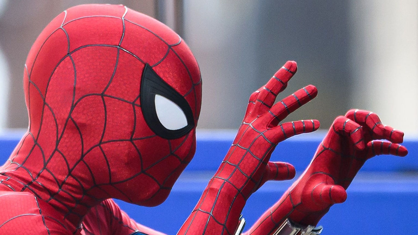 Tom Holland ensaia poses do Homem-Aranha em vídeo de Homem-Aranha: Um Novo Dia Tom-Holland-como-Homem-Aranha-em-Glasgow-Escocia Tom Holland ensaia poses do Homem-Aranha em vídeo de Homem-Aranha: Um Novo Dia