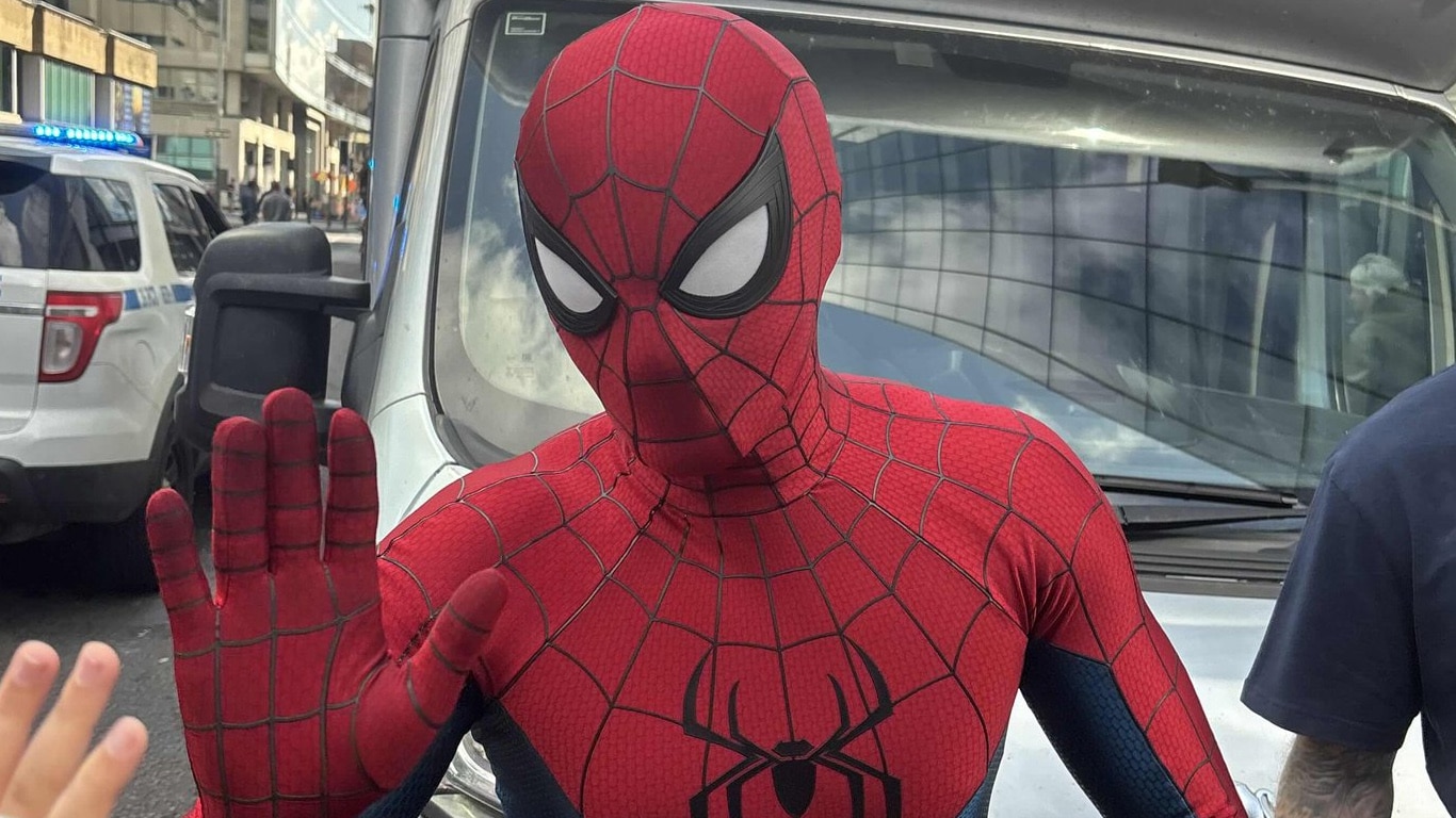 Tom-Holland-como-Homem-Aranha Vestido como Homem-Aranha, Tom Holland para tudo para atender fãs nas ruas de Glasgow