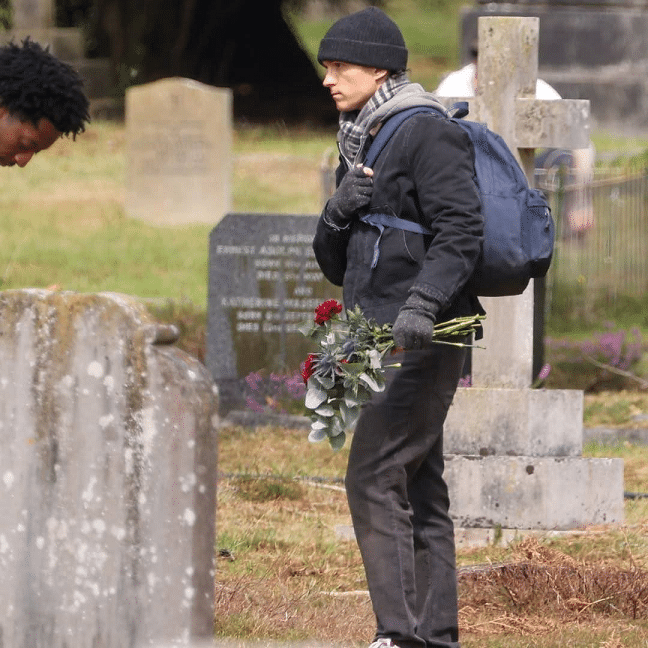 Peter Parker visita túmulo em novas imagens de Homem-Aranha: Um Novo Dia image-26 Peter Parker visita túmulo em novas imagens de Homem-Aranha: Um Novo Dia