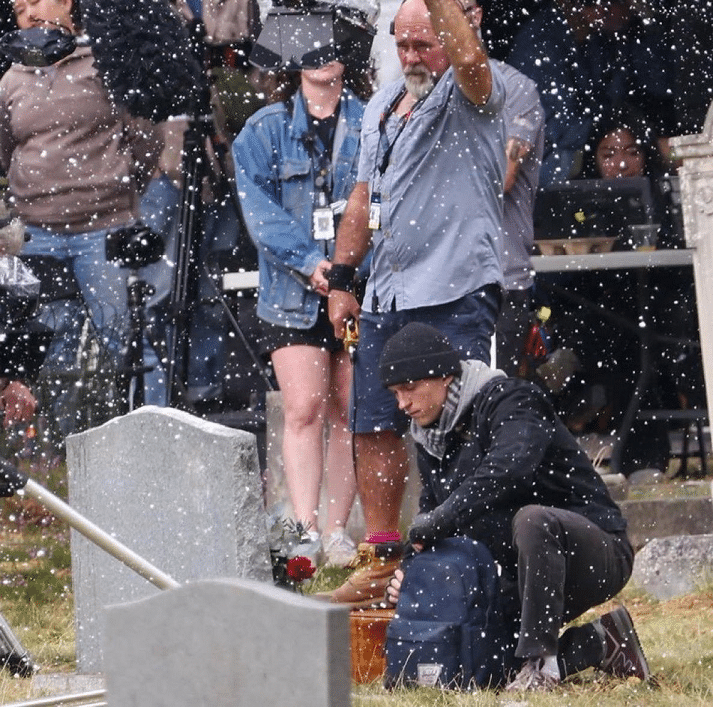 Peter Parker visita túmulo em novas imagens de Homem-Aranha: Um Novo Dia image-28 Peter Parker visita túmulo em novas imagens de Homem-Aranha: Um Novo Dia