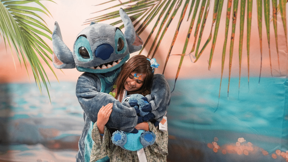 Disney leva alegria para crianças em hospitais do mundo todo com personagens, cinema e roupas especiais image-55 Disney leva alegria para crianças em hospitais do mundo todo com personagens, cinema e roupas especiais