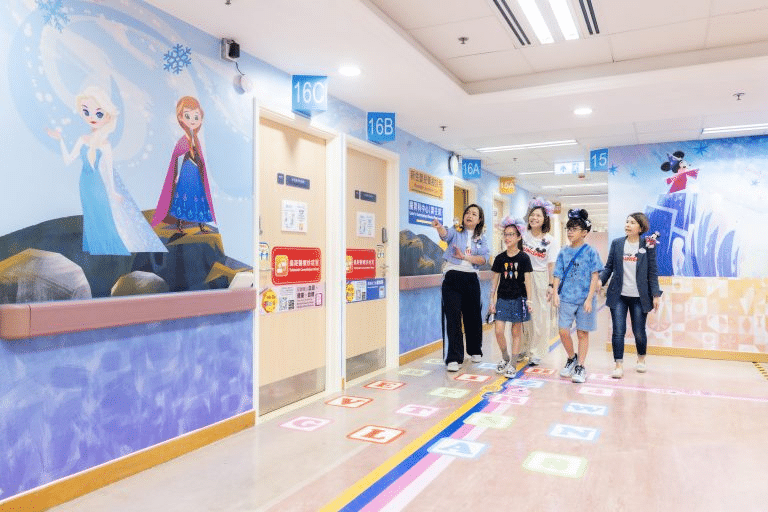 Disney leva alegria para crianças em hospitais do mundo todo com personagens, cinema e roupas especiais image-57 Disney leva alegria para crianças em hospitais do mundo todo com personagens, cinema e roupas especiais