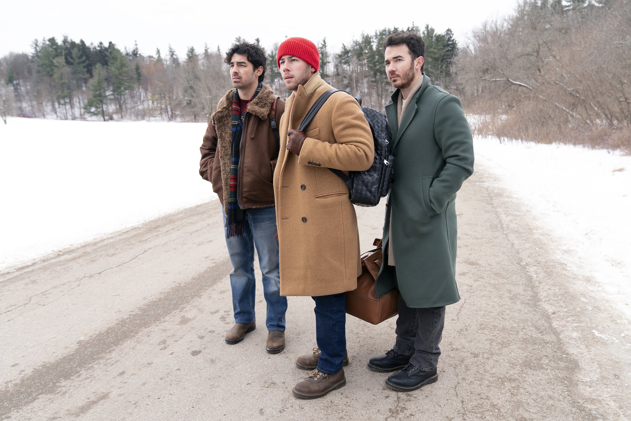 20250905_153905 Jonas Brothers tentam fugir da neve (e de lobos) em novo filme de Natal da Disney