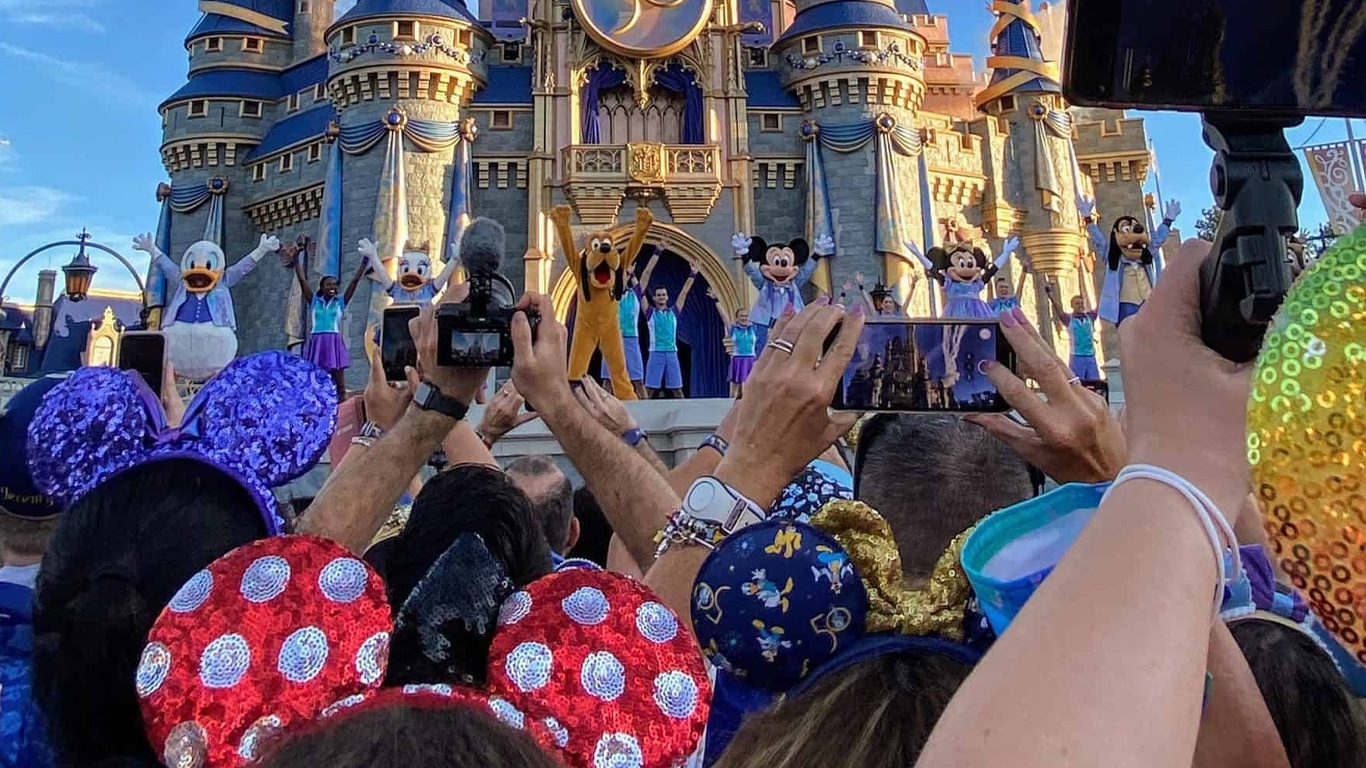 Adultos-na-Disney Especial de comédia no Disney+ zomba de adultos que vão aos parques da Disney sem filhos