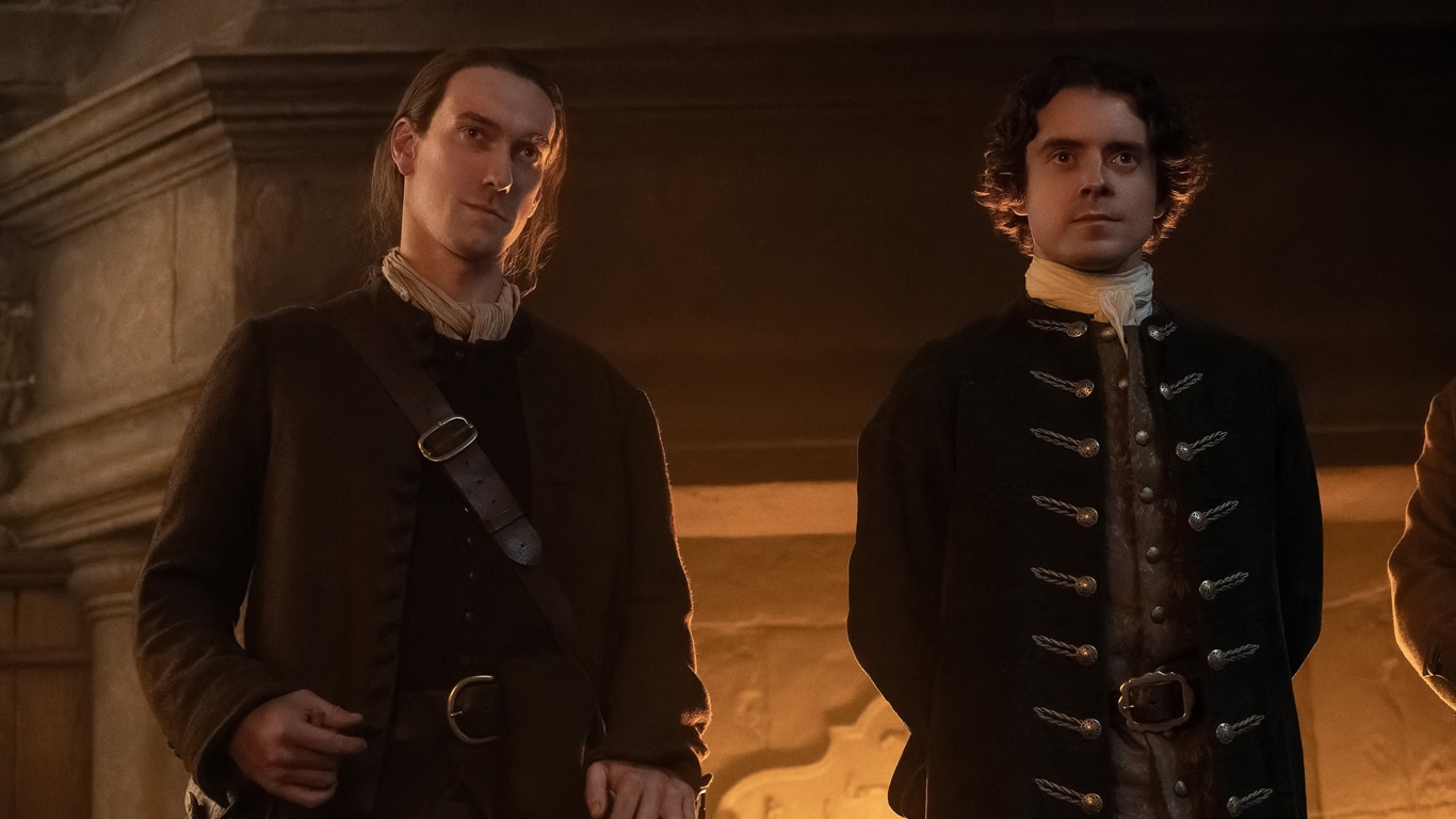 Arch-Bug-e-Malcolm-Grant-em-Outlander-Blood-of-My-Blood Imagens do episódio 8 de Outlander: Blood of My Blood mostram Ellen diante do teste de pureza