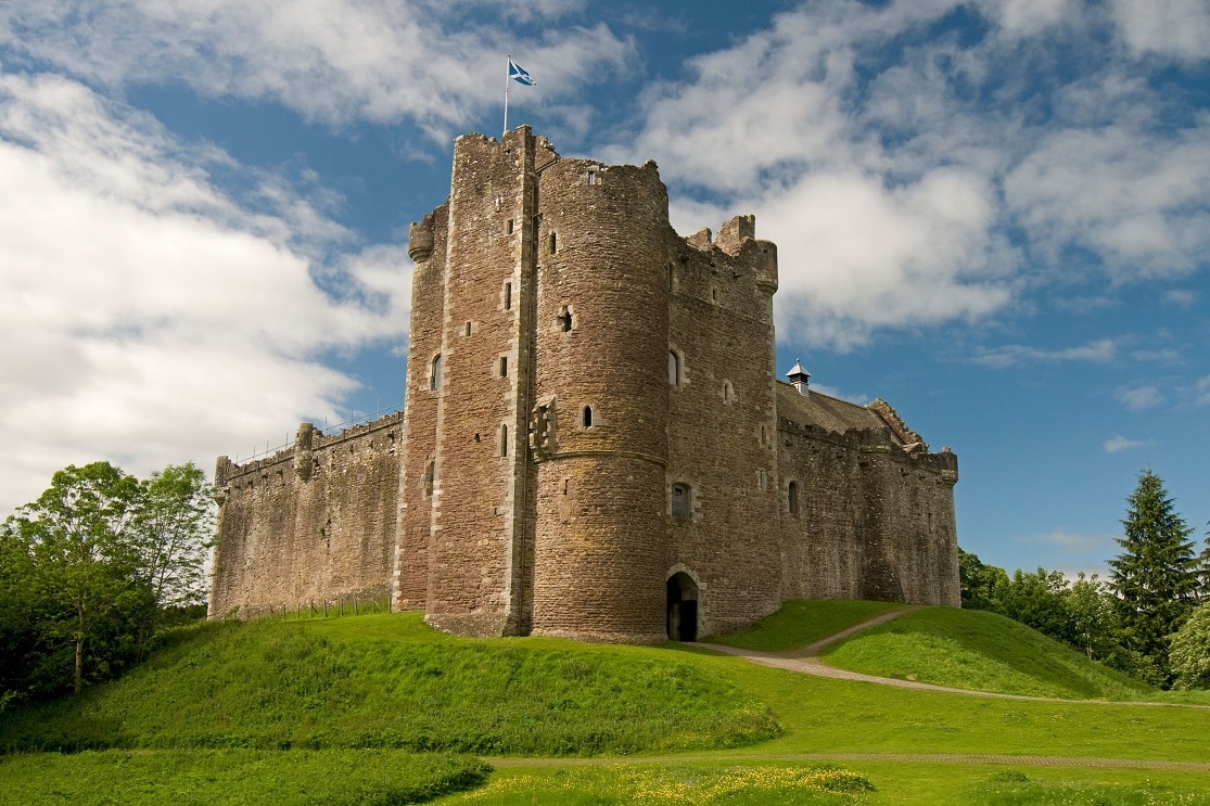 Os Castelos Leoch, Grant e Leathers de Outlander existem de verdade? É possível visitá-los? Castelo-Leoch-Castelo-de-Doune Os Castelos Leoch, Grant e Leathers de Outlander existem de verdade? É possível visitá-los?