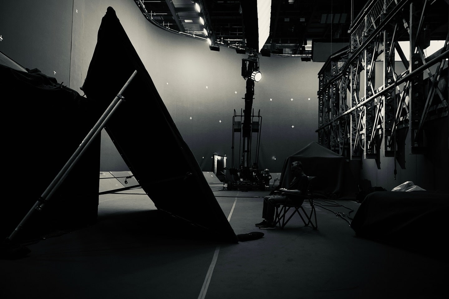 Enigma-bastidores-Vingadores-Doomsday Irmãos Russo desafiam fãs a encontrar pista escondida em foto de Vingadores: Doomsday