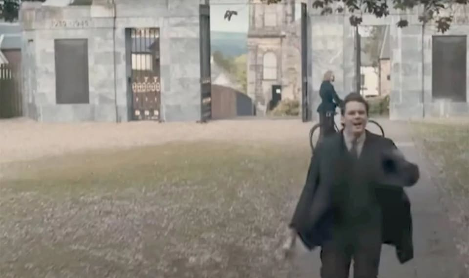 Henry-e-o-Memorial-da-Segunda-Guerra-Mundial-em-Outlander-Blood-of-My-Blood Fãs apontam erro temporal em Outlander: Blood of My Blood com referência à Segunda Guerra Mundial