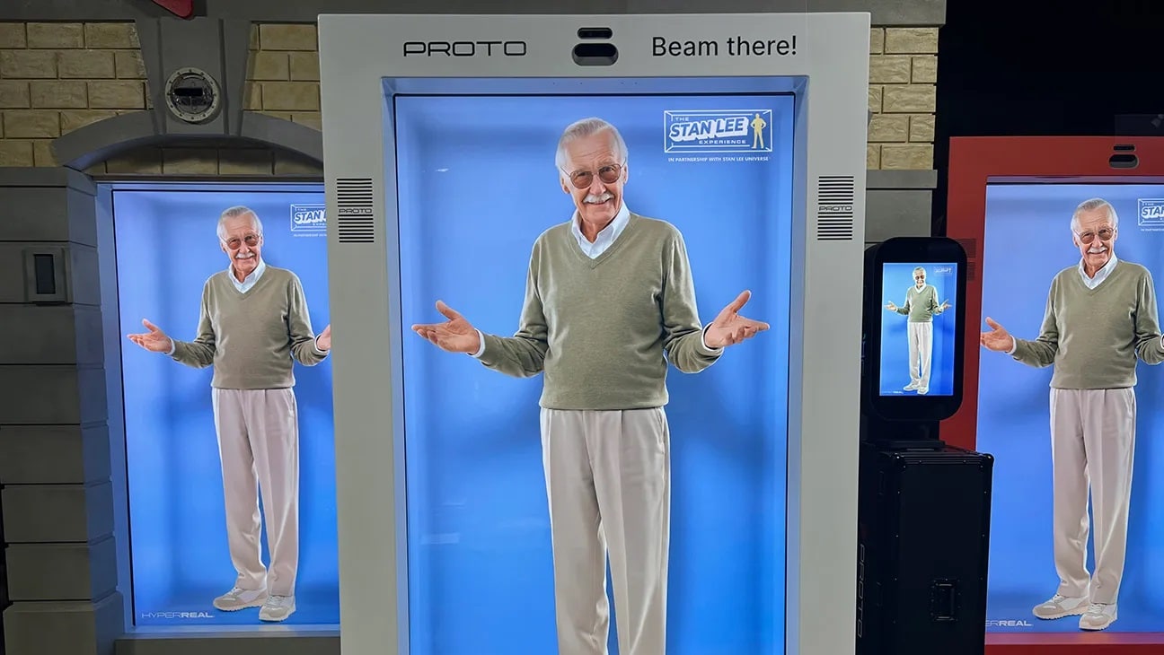 Holograma-Stan-Lee Holograma de Stan Lee recriado com IA vai interagir e tirar fotos com fãs