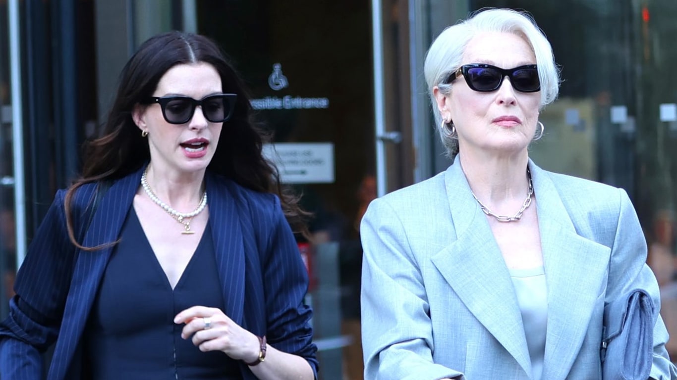 Vídeo mostra Anne Hathaway dando uma dura nos paparazzi durante gravações de O Diabo Veste Prada 2 O-Diabo-Veste-Prada-2-bastidores Vídeo mostra Anne Hathaway dando uma dura nos paparazzi durante gravações de O Diabo Veste Prada 2