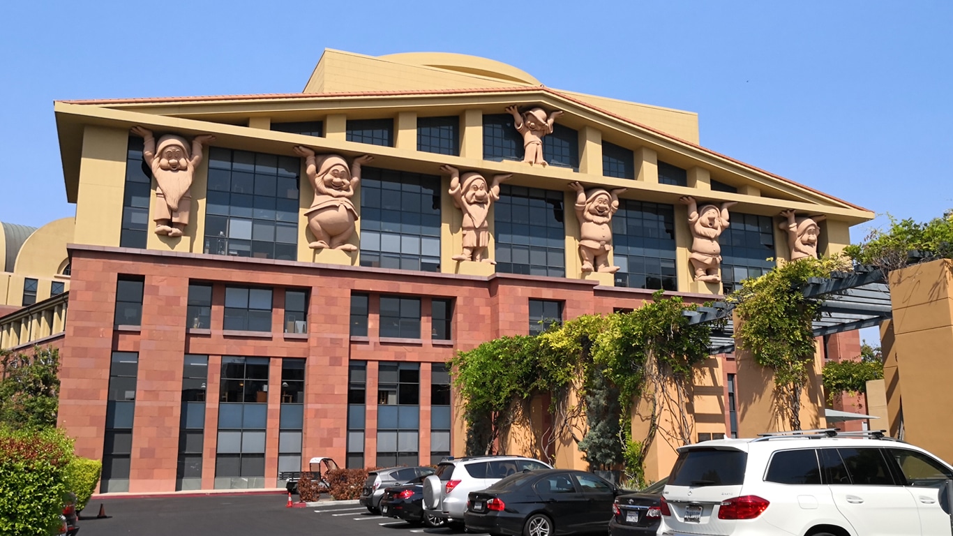 Depois de acordo milionário com funcionárias, Disney encara nova acusação de pagar menos a mulheres Predio-da-Disney Depois de acordo milionário com funcionárias, Disney encara nova acusação de pagar menos a mulheres