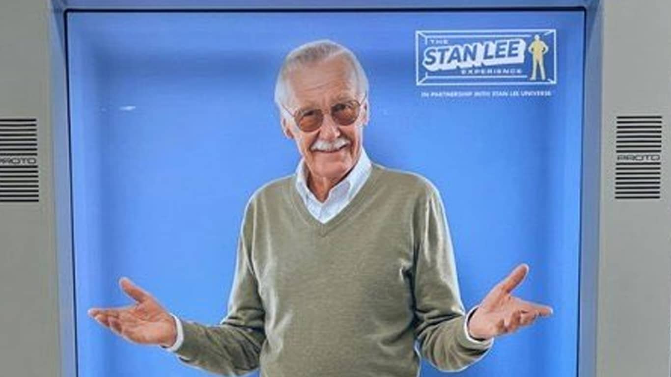 Stan-Lee Holograma de Stan Lee recriado com IA vai interagir e tirar fotos com fãs