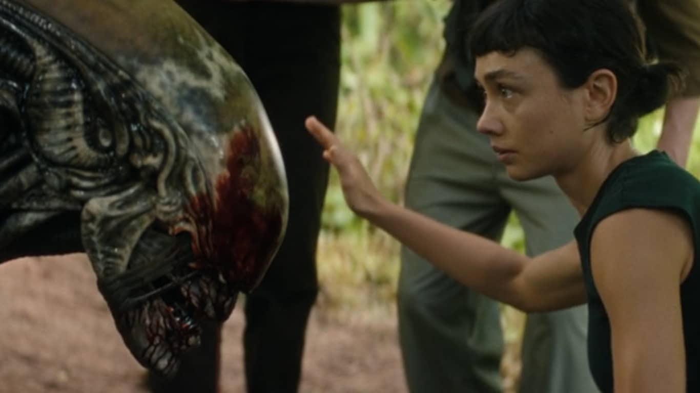 Xenomorfo domesticado: Diretor explica decisão mais polêmica do episódio 7 de Alien: Earth Xenomorfo-e-Wendy-em-Alien-Earth Xenomorfo domesticado: Diretor explica decisão mais polêmica do episódio 7 de Alien: Earth