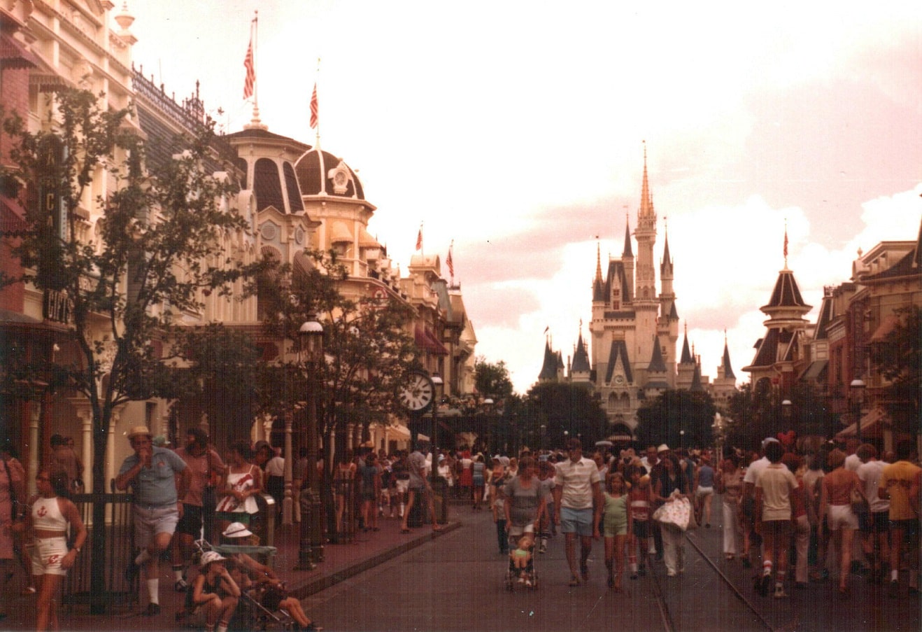 De US$ 3,50 a mais de US$ 200: Viajar à Disney saindo do Brasil ficou mais caro do que nunca Disney-World-na-decada-de-1970 De US$ 3,50 a mais de US$ 200: Viajar à Disney saindo do Brasil ficou mais caro do que nunca