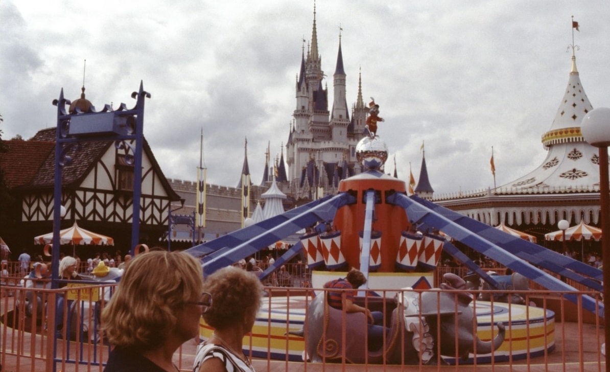 De US$ 3,50 a mais de US$ 200: Viajar à Disney saindo do Brasil ficou mais caro do que nunca Disney-World-na-decada-de-1980 De US$ 3,50 a mais de US$ 200: Viajar à Disney saindo do Brasil ficou mais caro do que nunca