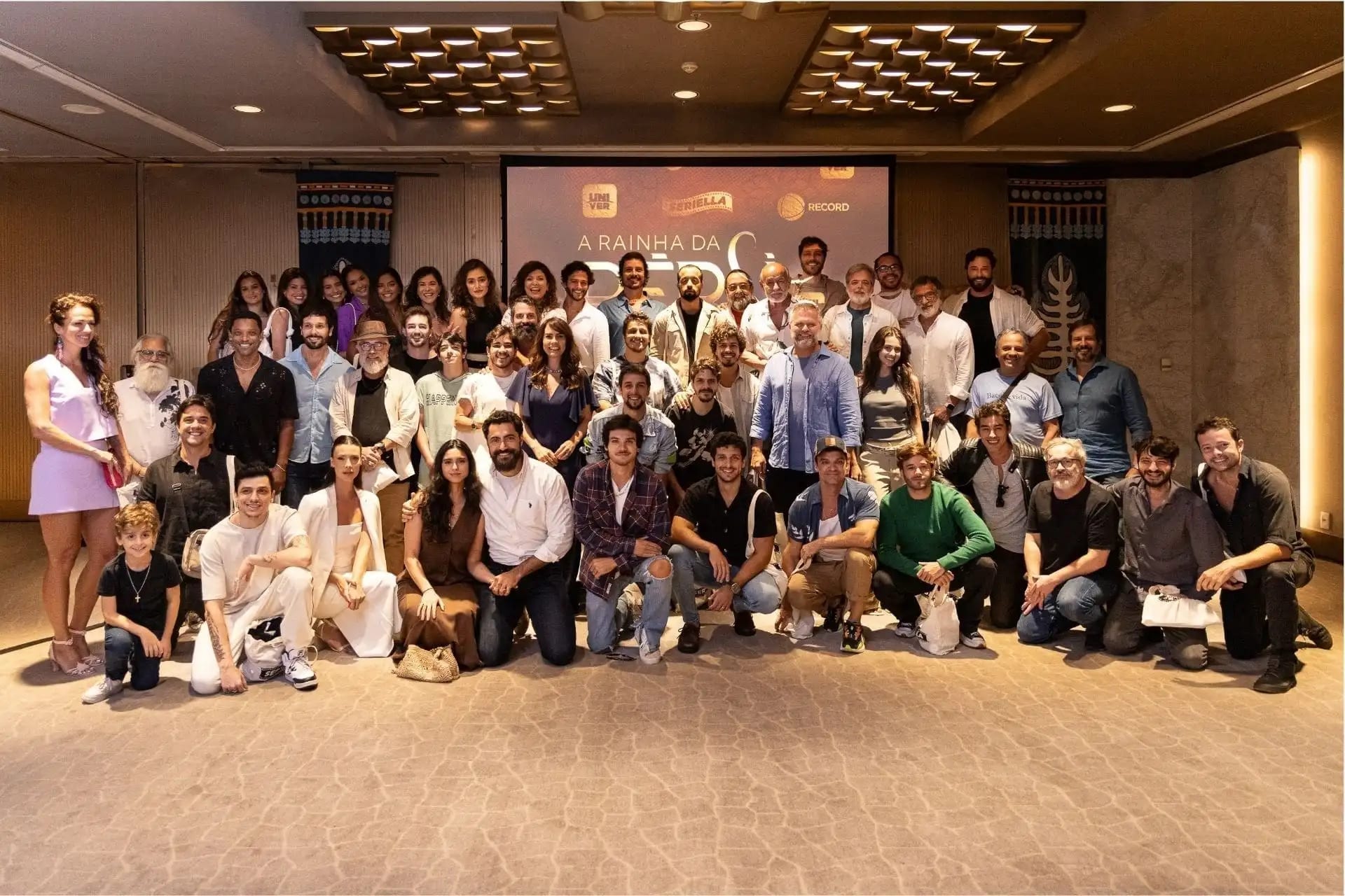 Disney+ confirma estreia de A Rainha da Pérsia; veja quando assistir à superprodução bíblica Equipe-de-A-Rainha-da-Persia Disney+ confirma estreia de A Rainha da Pérsia; veja quando assistir à superprodução bíblica
