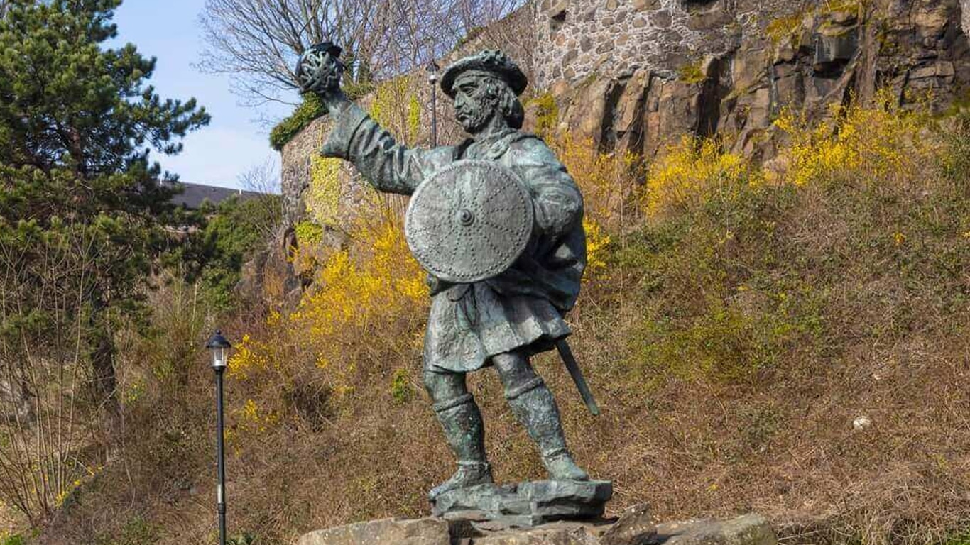 Estatua-de-Rob-Roy-MacGregor-em-Stirling-Escocia Rob Roy MacGregor: o Robin Hood escocês de Outlander: Blood of My Blood que realmente existiu