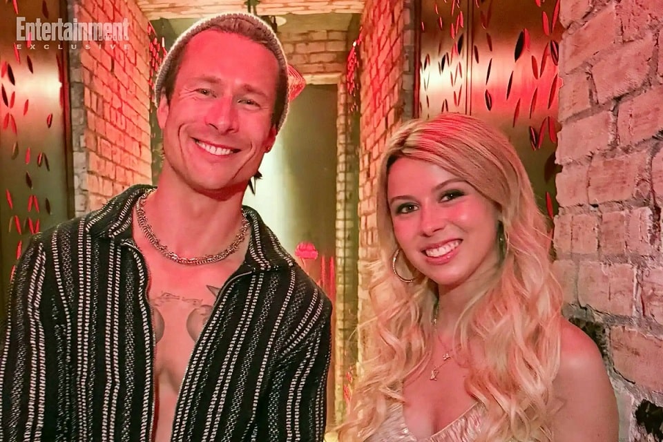 Glen-Powell-e-Haliey-Welch-no-set-de-Chad-Powers Entenda a confusão entre Hawk Tuah Girl e Brittney Rae Carrera em Chad Powers: O Quarterbabk