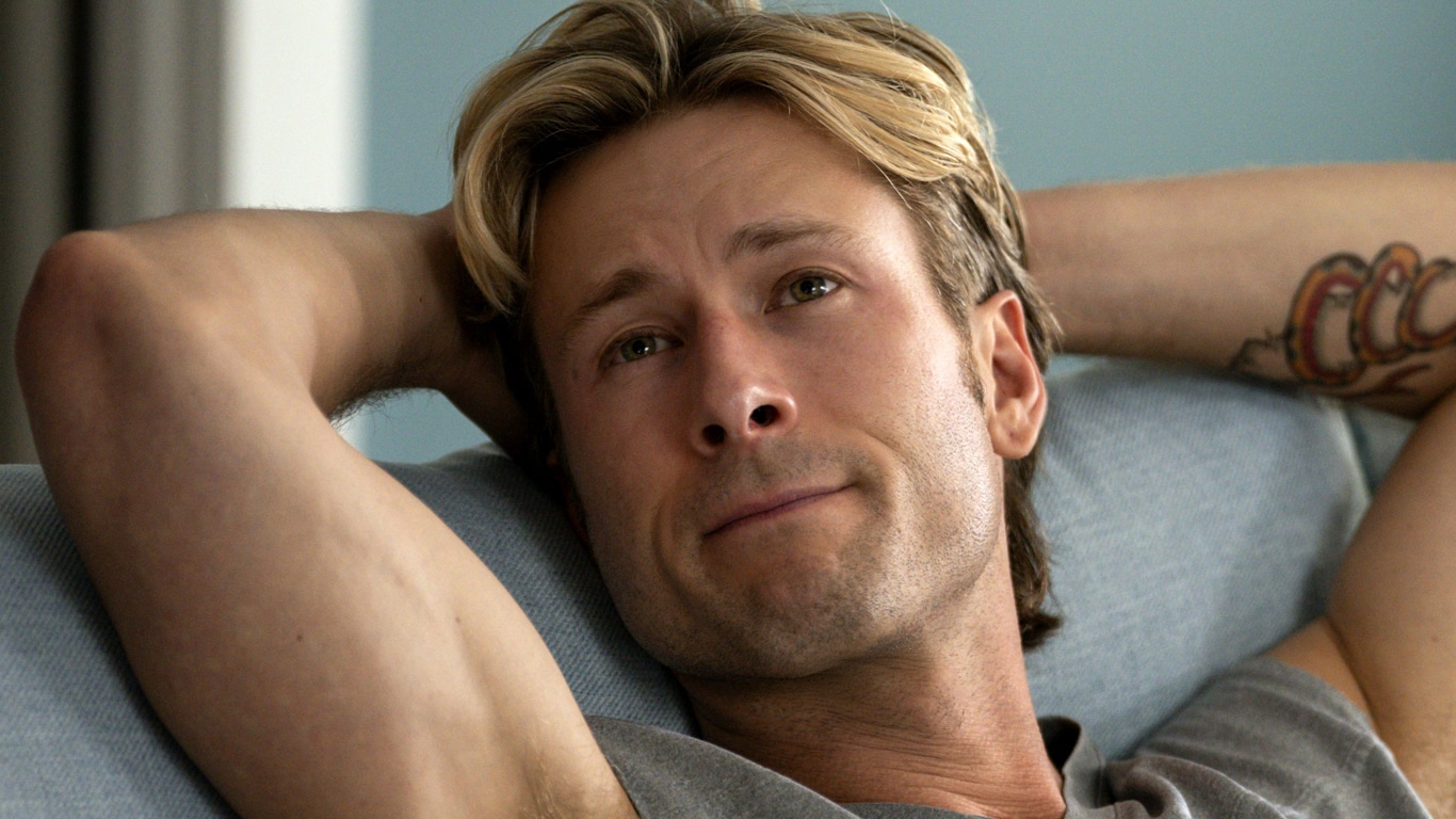 Glen-Powell-em-Chad-Powers Estrela da Disney rouba a cena em Chad Powers, nova série com Glen Powell