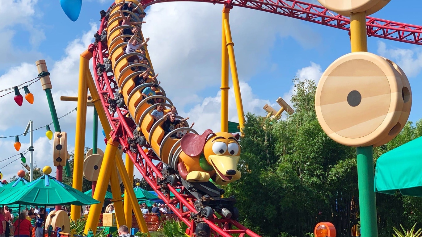 Magic Kingdom ainda é o parque mais visitado do mundo, mas o público está diminuindo Slinky-Dog-Dash Magic Kingdom ainda é o parque mais visitado do mundo, mas o público está diminuindo