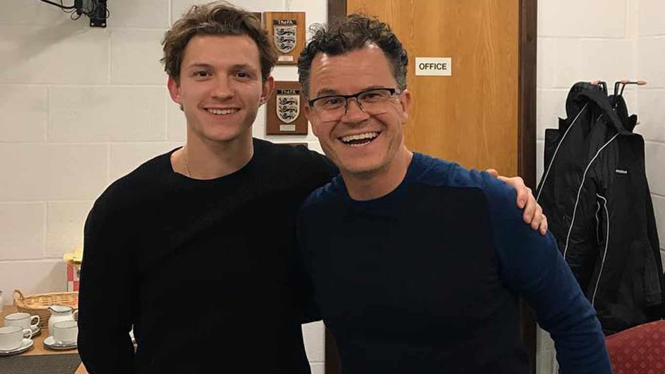 Tom-Holland-e-seu-pai-Dominic-Holland Pai de Tom Holland esclarece como realmente foi o acidente no set de Homem-Aranha: Um Novo Dia
