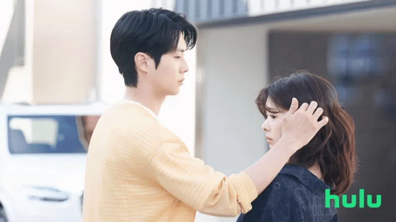 Episódio 4 de 'Amor de Mentirinha' no Disney+ marca virada no relacionamento de Meri e Wooju image-136 Episódio 4 de 'Amor de Mentirinha' no Disney+ marca virada no relacionamento de Meri e Wooju
