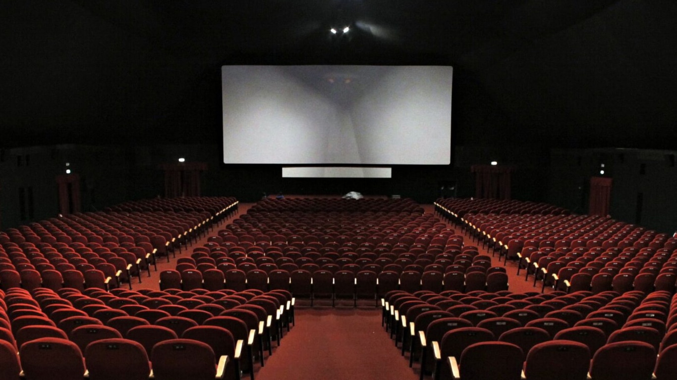 Recorde negativo: outubro de 2025 se torna o pior mês do cinema no século Cinema-vazio Recorde negativo: outubro de 2025 se torna o pior mês do cinema no século