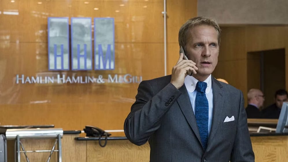 Howard-Hamlin-Better-Call-Saul Rhea Seehorn cai em pegadinha genial com astro de Better Call Saul em Pluribus