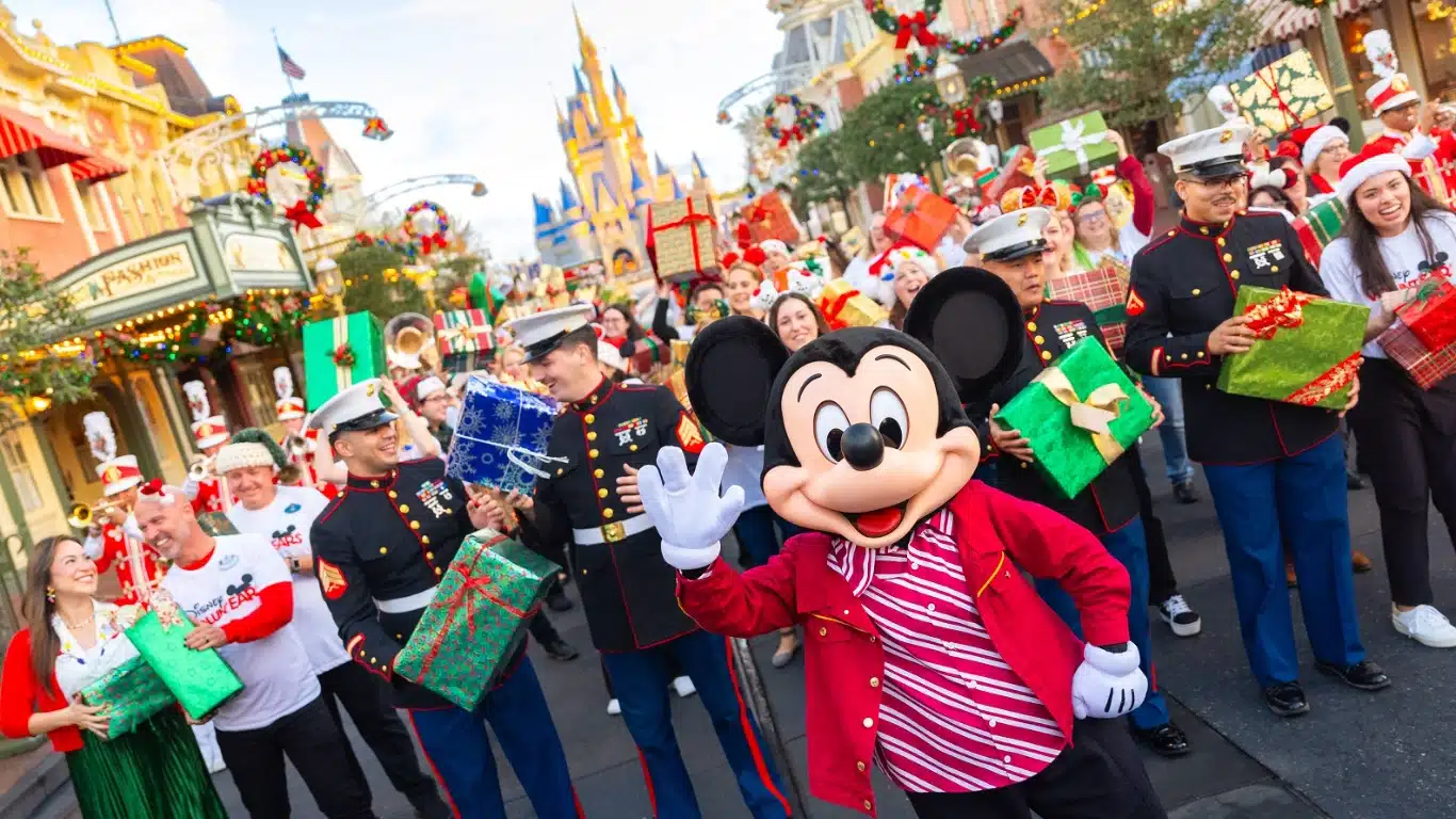 Mickey-Magic-Kingdom Disney mantém tradição e arrecada 500 mil brinquedos para crianças no mundo todo