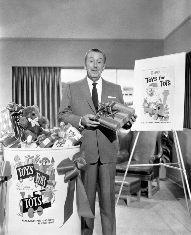 Walt-Disney-Toys-for-Tots Disney mantém tradição e arrecada 500 mil brinquedos para crianças no mundo todo