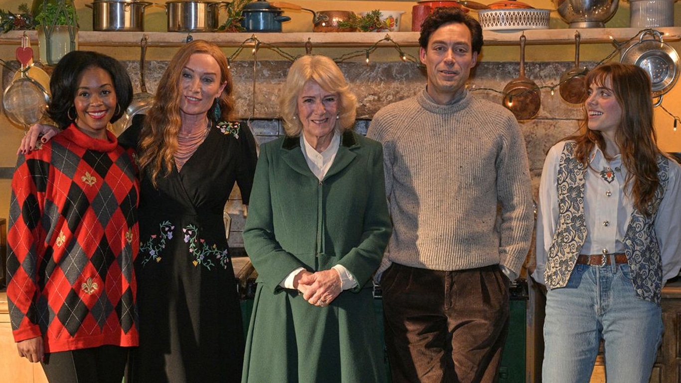 Rainha-Camilla-no-set-de-Rivais Elenco de Rivais recebe a Rainha da Inglaterra durante gravações da 2ª temporada